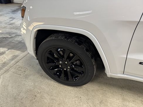 Used 2022 Jeep Grand Cherokee Laredo X image 19