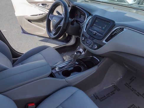 Used 2017 Chevrolet Malibu LT image 14