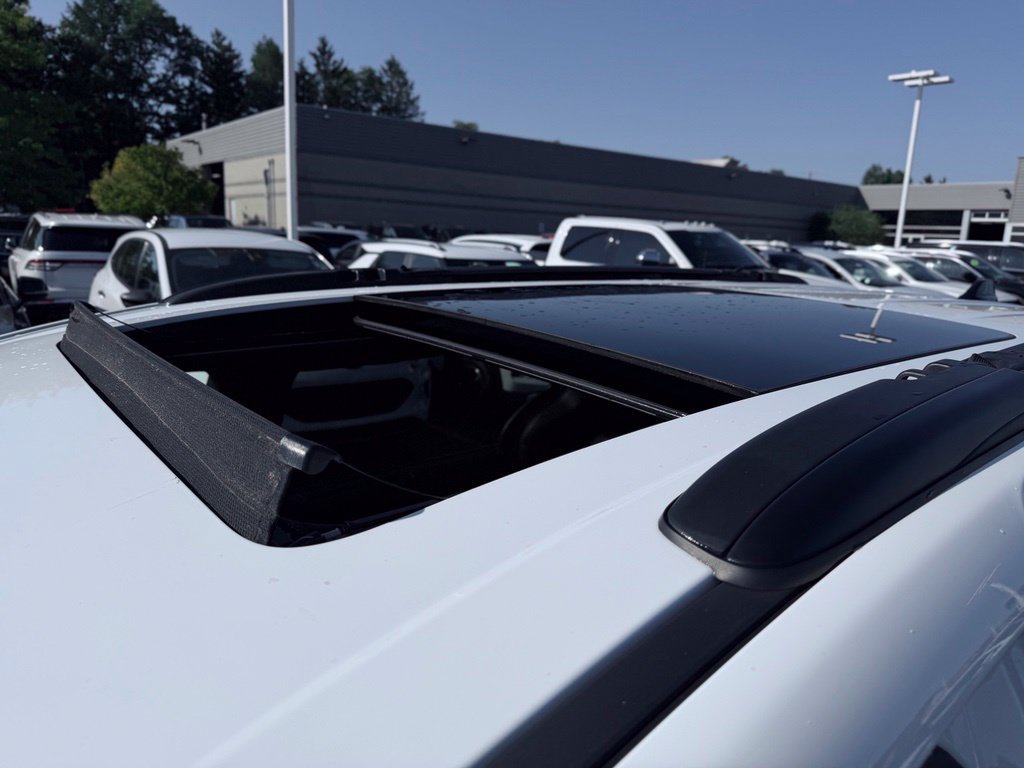 Certified 2025 Chrysler Pacifica Limited FWD image 11