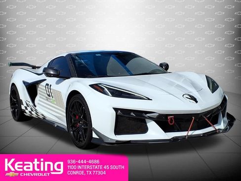 Used 2025 Chevrolet Corvette Z06 RWD image 3