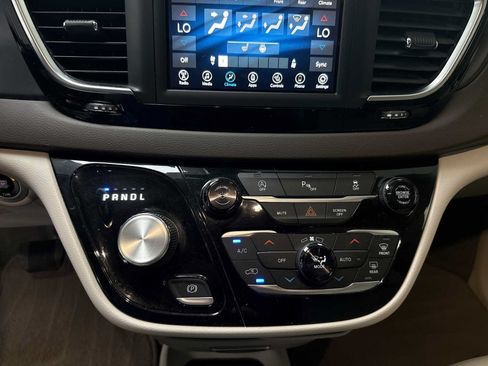 Used 2020 Chrysler Pacifica Touring-L FWD image 19