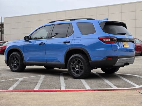 Used 2025 Honda Pilot TrailSport image 5