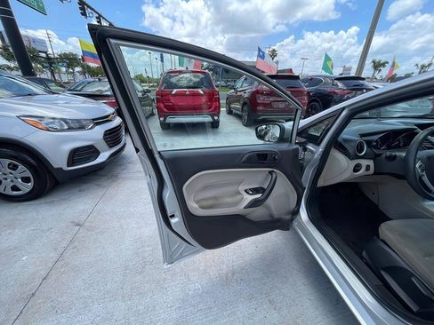 Used 2019 Ford Fiesta SE FWD image 4