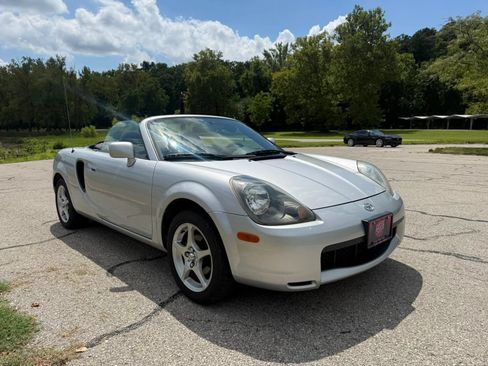 Used 2001 Toyota MR2 RWD image 3