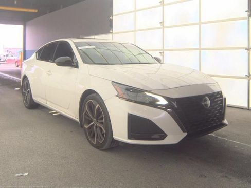 Used 2023 Nissan Altima 2.5 SR w/ SR Premium Package FWD image 4