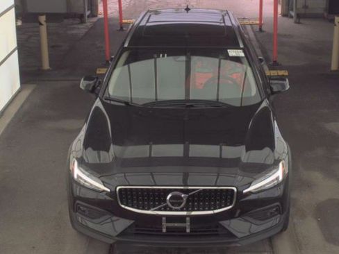Used 2025 Volvo V60 B5 Cross Country Plus AWD/4WD image 3