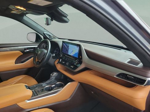 Used 2020 Toyota Highlander Platinum image 8