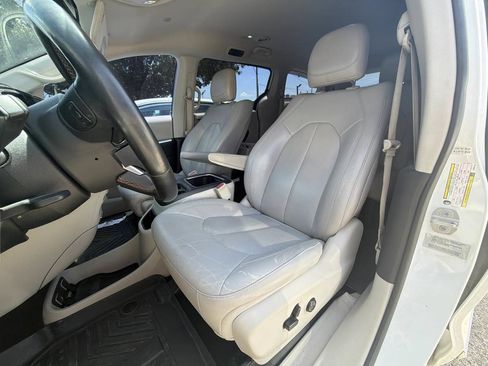 Used 2017 Chrysler Pacifica Touring-L Plus w/ Tire & Wheel Group FWD image 6