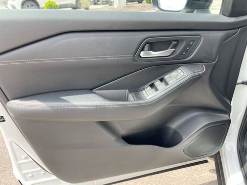 Used 2025 Nissan Rogue SL w/ Tech Package image 10