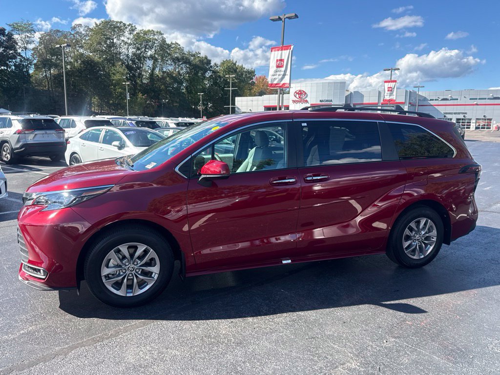 Used 2026 Toyota Sienna XLE FWD image 3