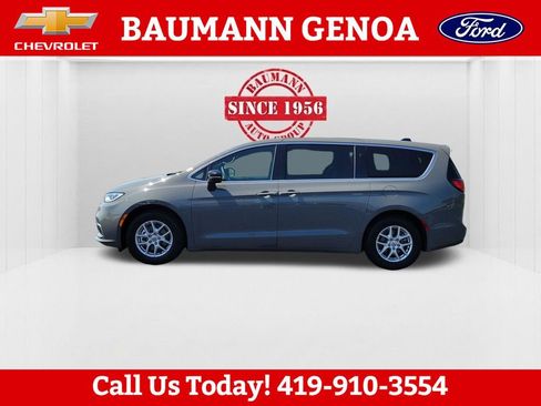 Used 2025 Chrysler Pacifica Select FWD image 2