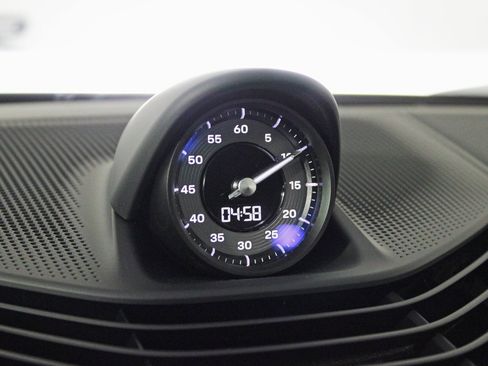 Used 2025 Porsche Taycan image 28