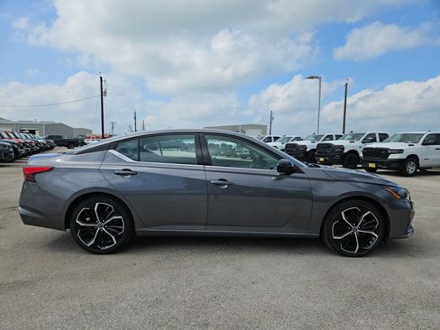 Used 2024 Nissan Altima 2.5 SR FWD image 2