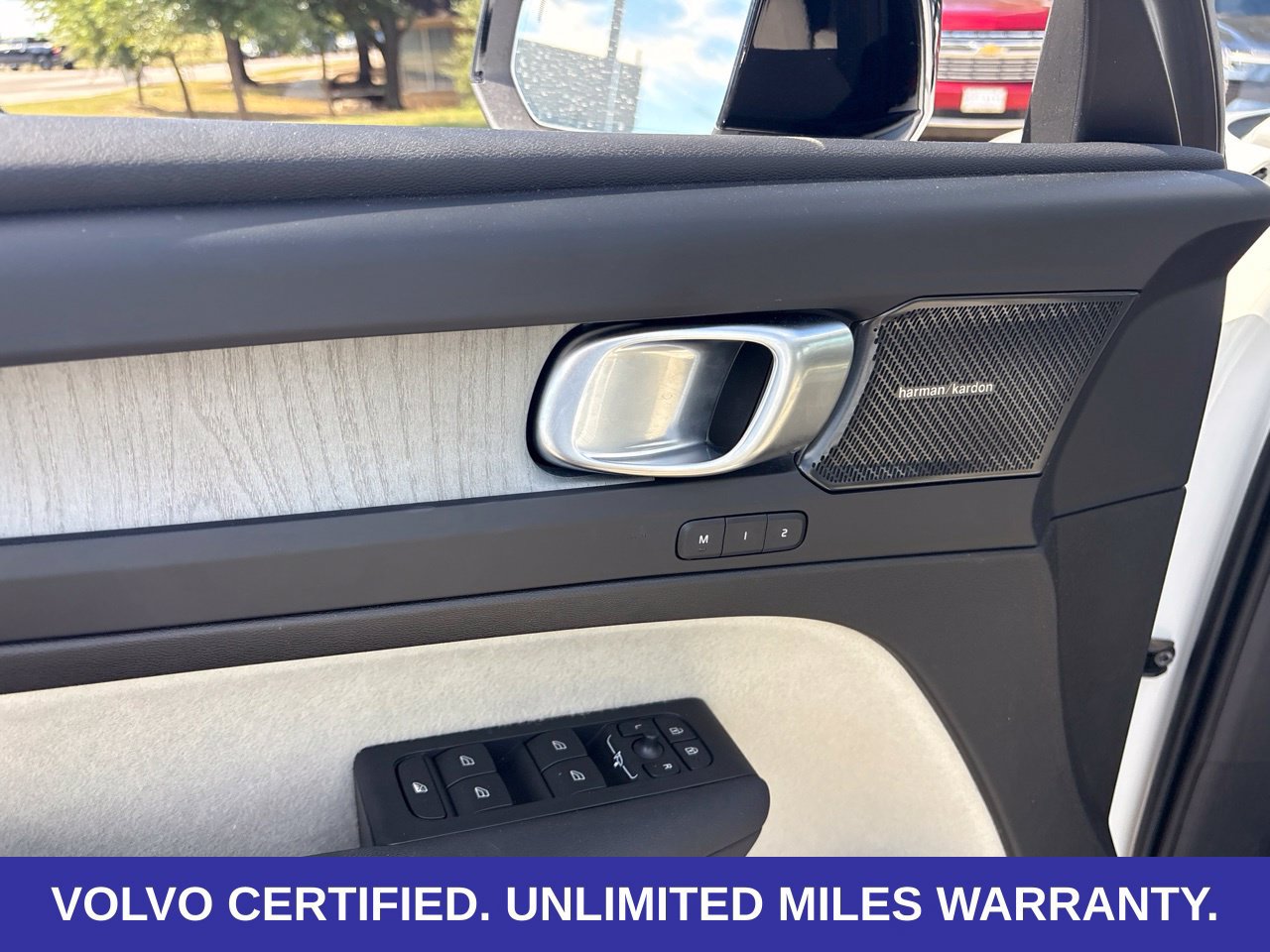 Certified 2025 Volvo XC40 B5 Plus AWD/4WD image 19