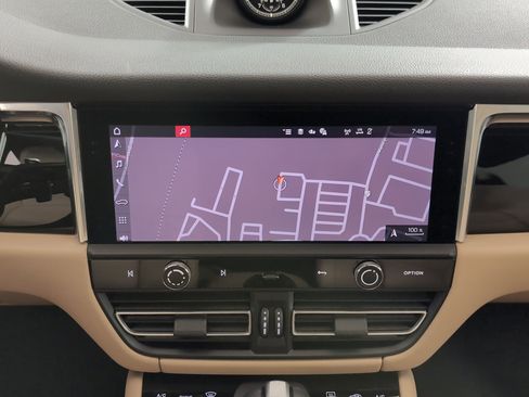 Used 2025 Porsche Macan image 28
