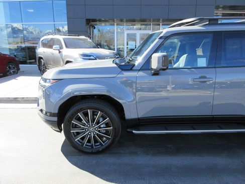 Used 2026 Lexus GX 550 550 Luxury w/ Accessory Package (31) image 2