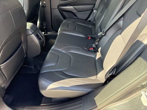 Used 2019 Jeep Cherokee Limited image 28