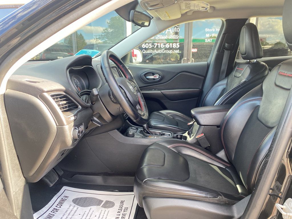 Used 2019 Jeep Cherokee Trailhawk AWD/4WD image 7