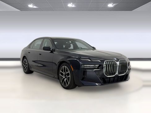 Used 2023 BMW 760i xDrive w/ Luxury Rear Seating Package AWD/4WD image 7