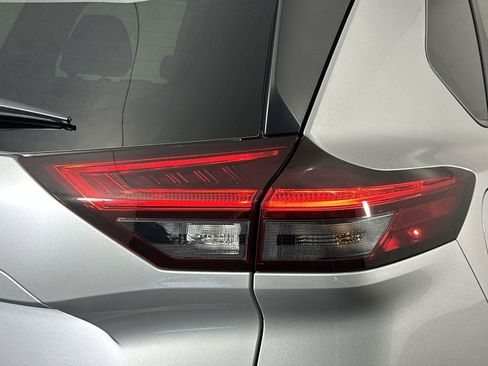 Used 2023 Nissan Rogue SV image 26