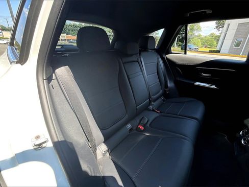 Used 2025 Mercedes-Benz GLC 300 4MATIC image 26