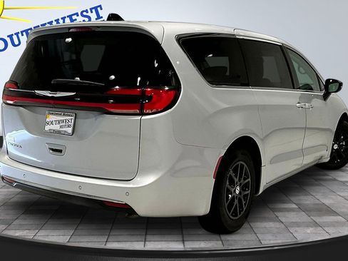 Used 2024 Chrysler Pacifica Touring-L image 6