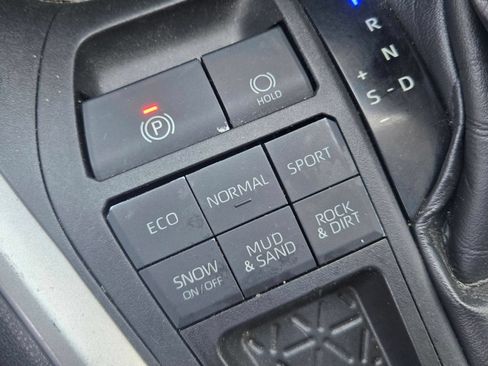 Used 2021 Toyota RAV4 XLE AWD/4WD image 17