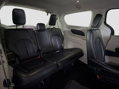 Used 2024 Chrysler Pacifica Touring-L image 30