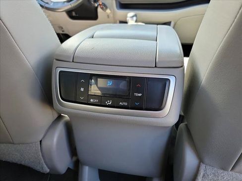 Used 2017 Toyota Highlander Plus FWD image 14