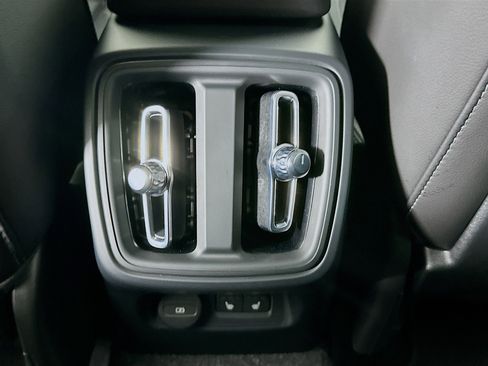 Used 2025 Volvo XC40 B5 Plus image 28