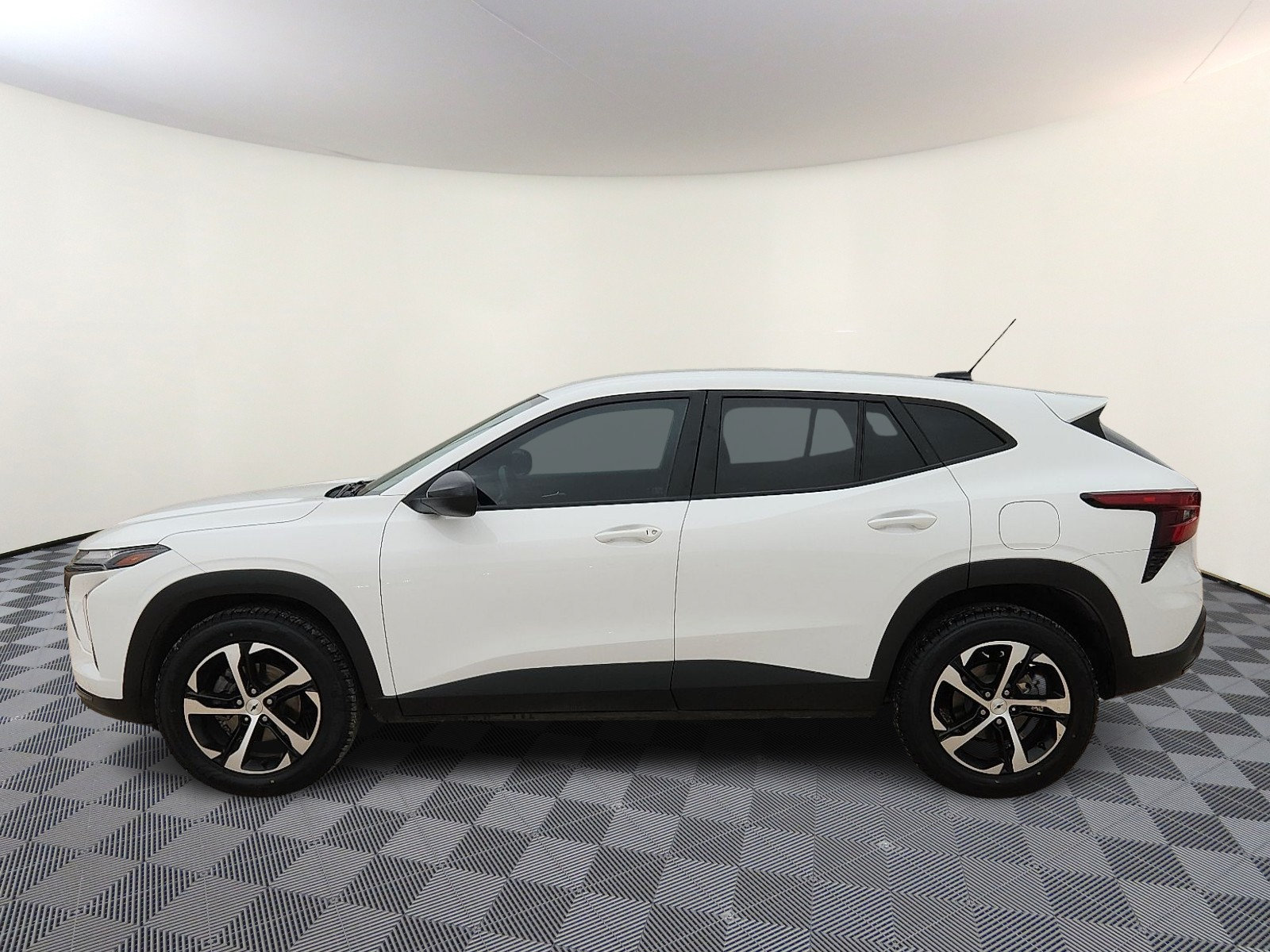 Used 2024 Chevrolet Trax RS FWD image 2