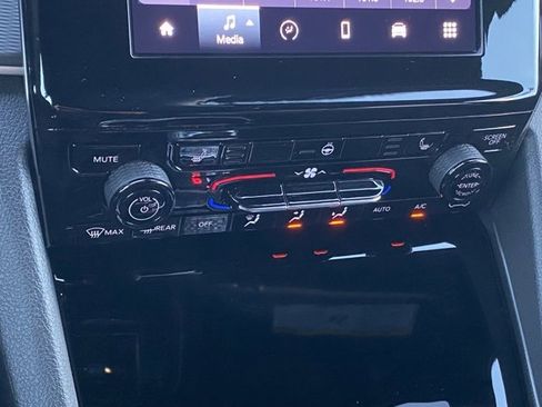 Used 2023 Jeep Grand Cherokee L Altitude image 18