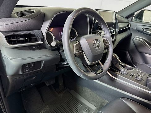 Used 2024 Toyota Highlander XSE image 9