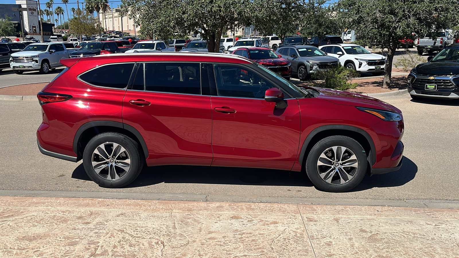 Used 2022 Toyota Highlander XLE FWD image 9