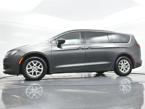Used 2017 Chrysler Pacifica Touring FWD image 52