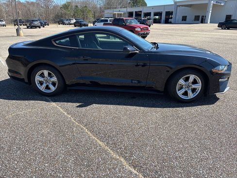 Used 2019 Ford Mustang Coupe image 3
