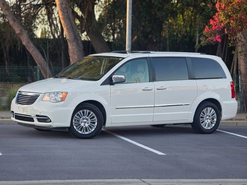 Used 2012 Chrysler Town & Country Limited w/ Luxury Group FWD image 15
