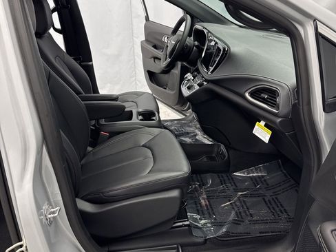 New 2026 Chrysler Pacifica Select image 25