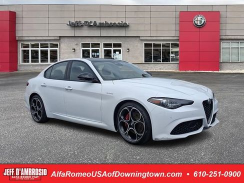 Used 2023 Alfa Romeo Giulia Veloce RWD image 1