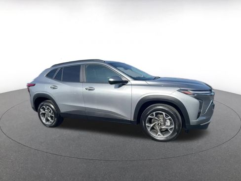 Used 2025 Chevrolet Trax LT w/ LT Convenience Package image 2