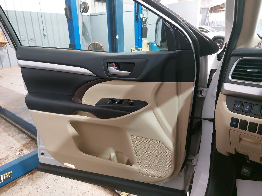 Used 2019 Toyota Highlander XLE FWD image 28
