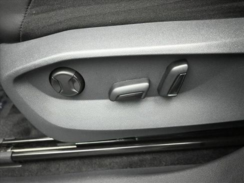 Used 2024 Volkswagen Tiguan SE image 10