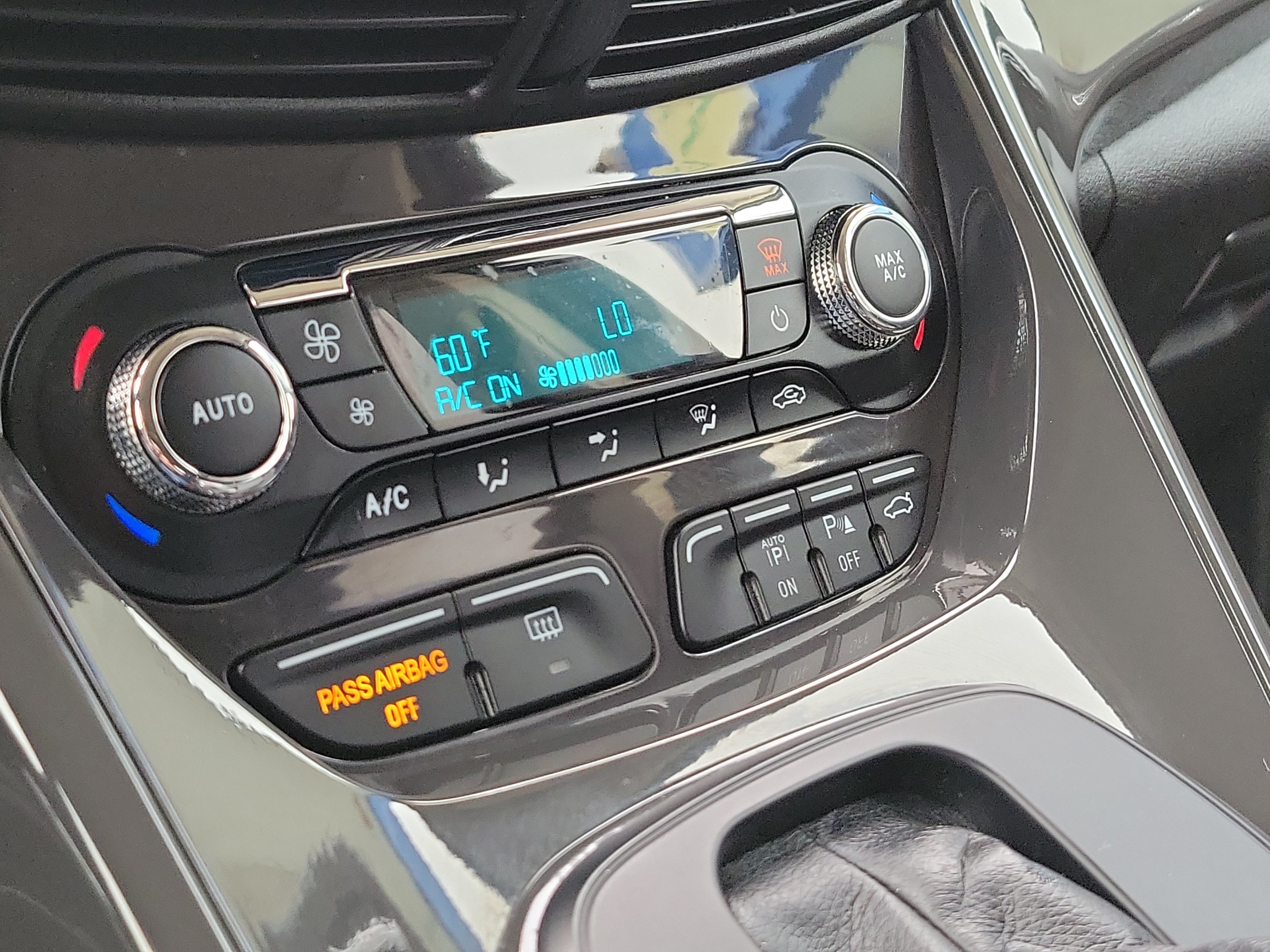 Used 2015 Ford Escape Titanium w/ Equipment Group 301A AWD/4WD image 30