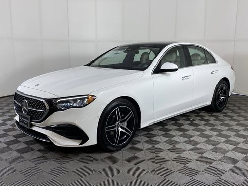 Used 2025 Mercedes-Benz E 350 4MATIC Sedan image 3