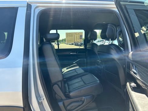 Used 2024 Jeep Wagoneer Series II w/ Flexible Seating Group AWD/4WD image 16