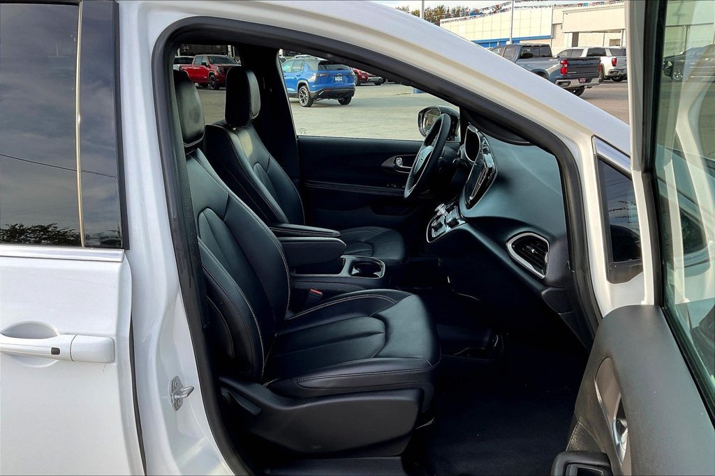 Used 2026 Chrysler Pacifica Select FWD image 16