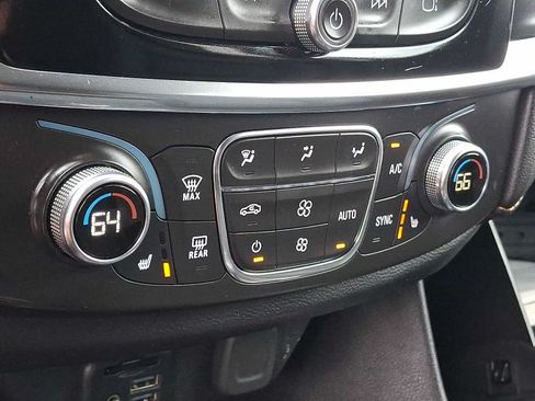 Used 2021 Chevrolet Traverse LT w/ LT Premium Package AWD/4WD image 16