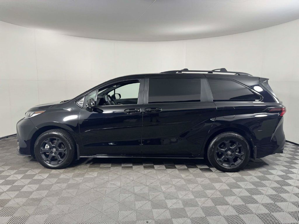 Used 2025 Toyota Sienna XLE Woodland Edition AWD/4WD image 11