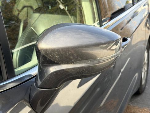 Used 2022 Chrysler Pacifica Touring-L image 9