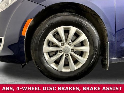 Used 2018 Chrysler Pacifica Touring-L FWD image 31